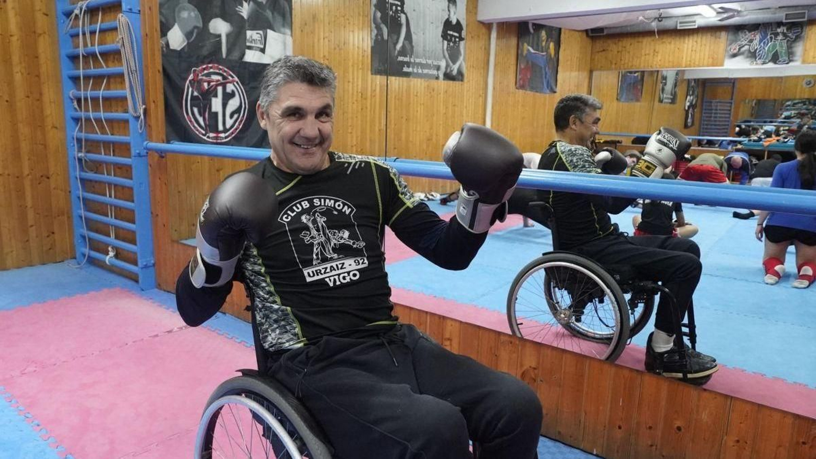 El ourensano Simón González, en su gimnasio de Vigo.