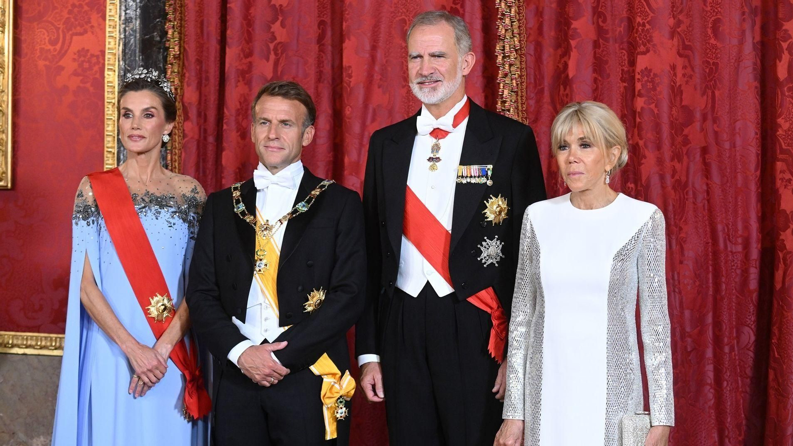 Los Reyes, Don Felipe VI y Doña Letizia, y el Presidente de la República Francesa, Emmanuel Macron, y su esposa, Brigitte Macron, durante la cena de gala que se ofrece en su honor en el Palacio Real.