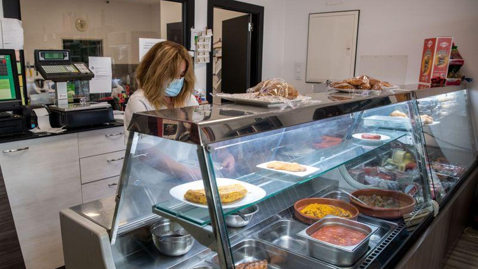  OURENSE (PRAZA MAIOR). 05/11/2020. OURENSE. Reportaje sobre el cierre de la hostelería y cómo algunos resistirán repartiendo comida a domicilio. FOTO: ÓSCAR PINAL  Mister Pollo ??- Olivia Dos Santos