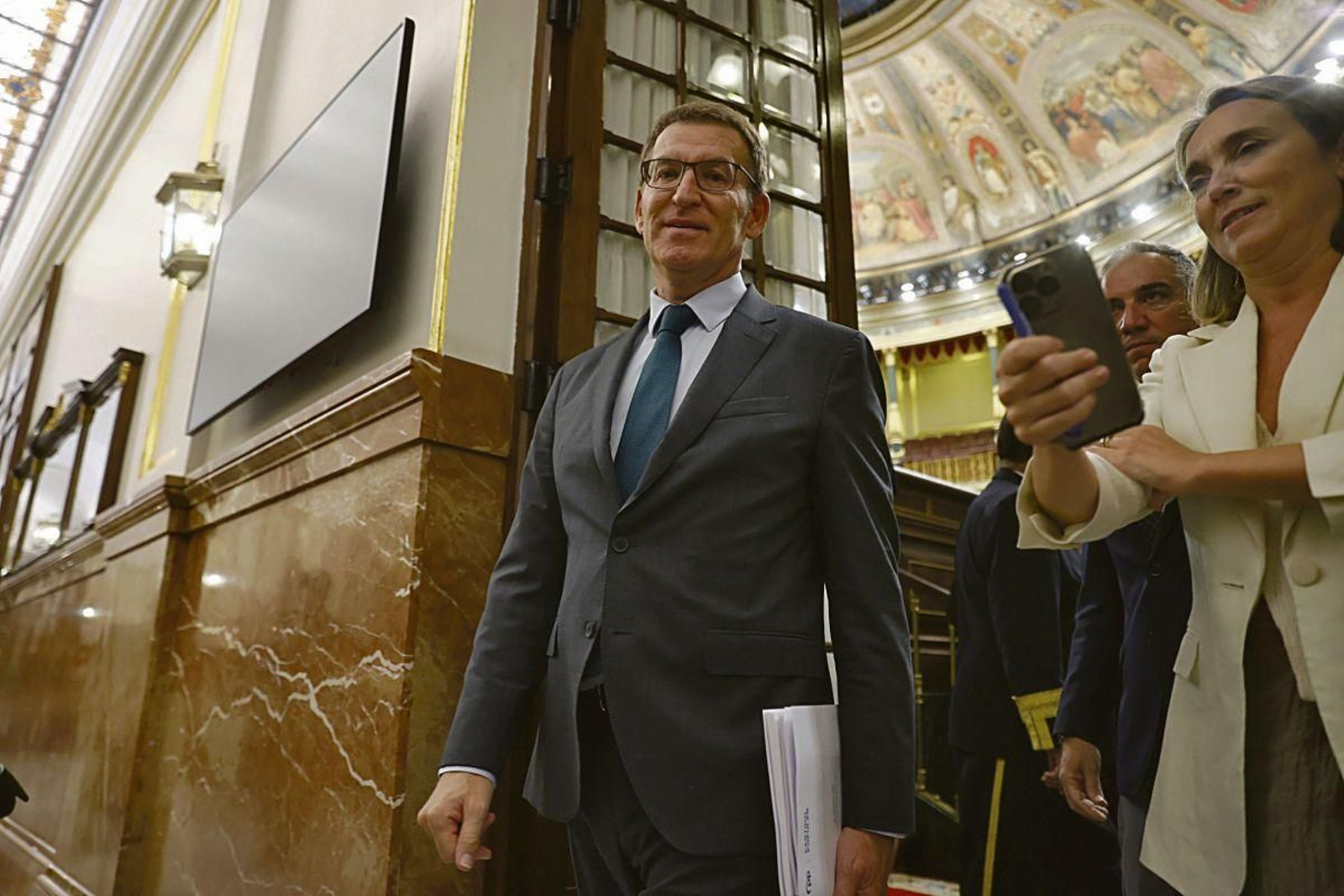Alberto Núñez Feijóo, con Cuca Gamarra, ayer en el Congreso.