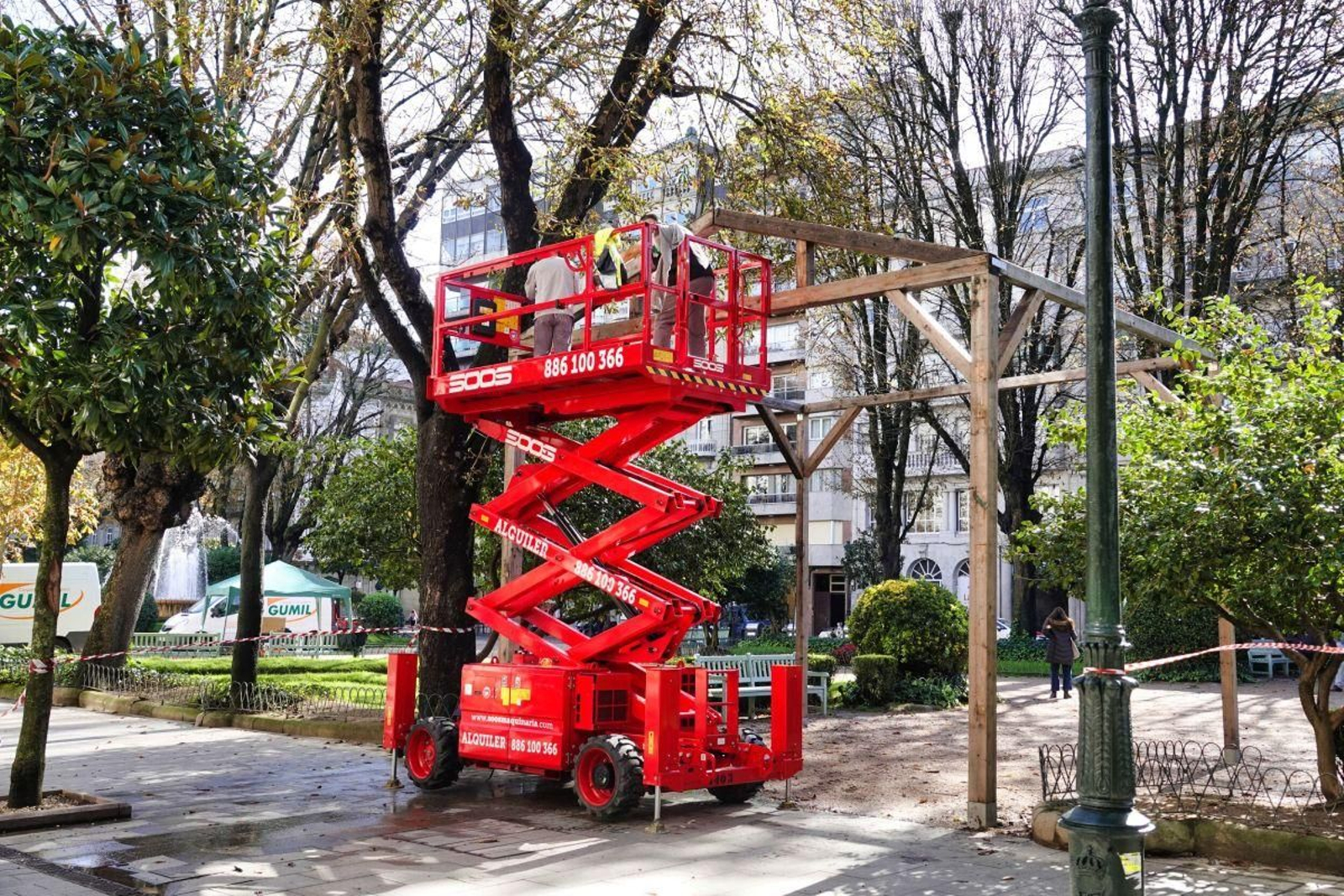 Operarios montando un arco del mercadillo, en la Alameda.