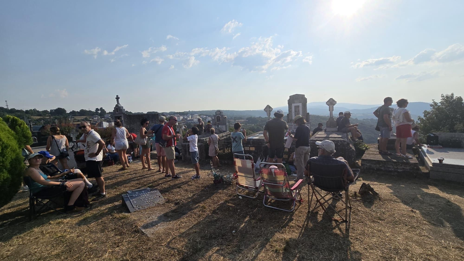 Galería | Un cementerio para mirar al cielo: un silencioso mirador para el eclipse total solar