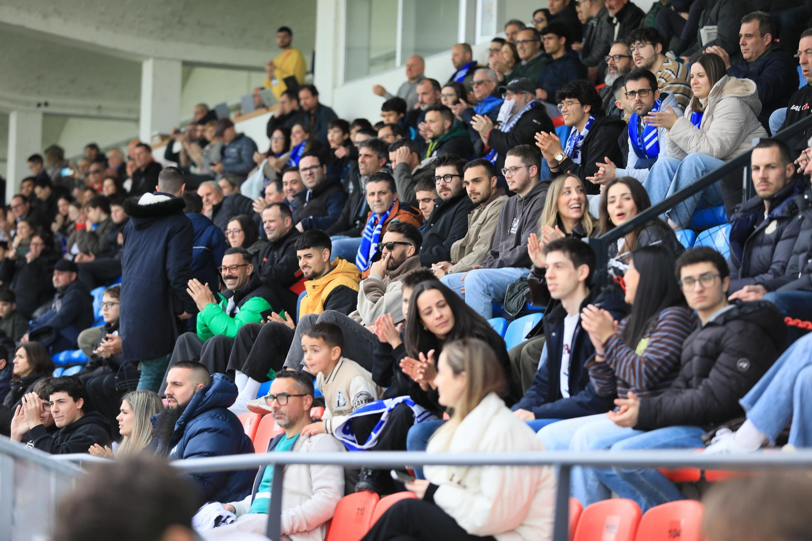 La afición del Ourense CF disfruta del partido.