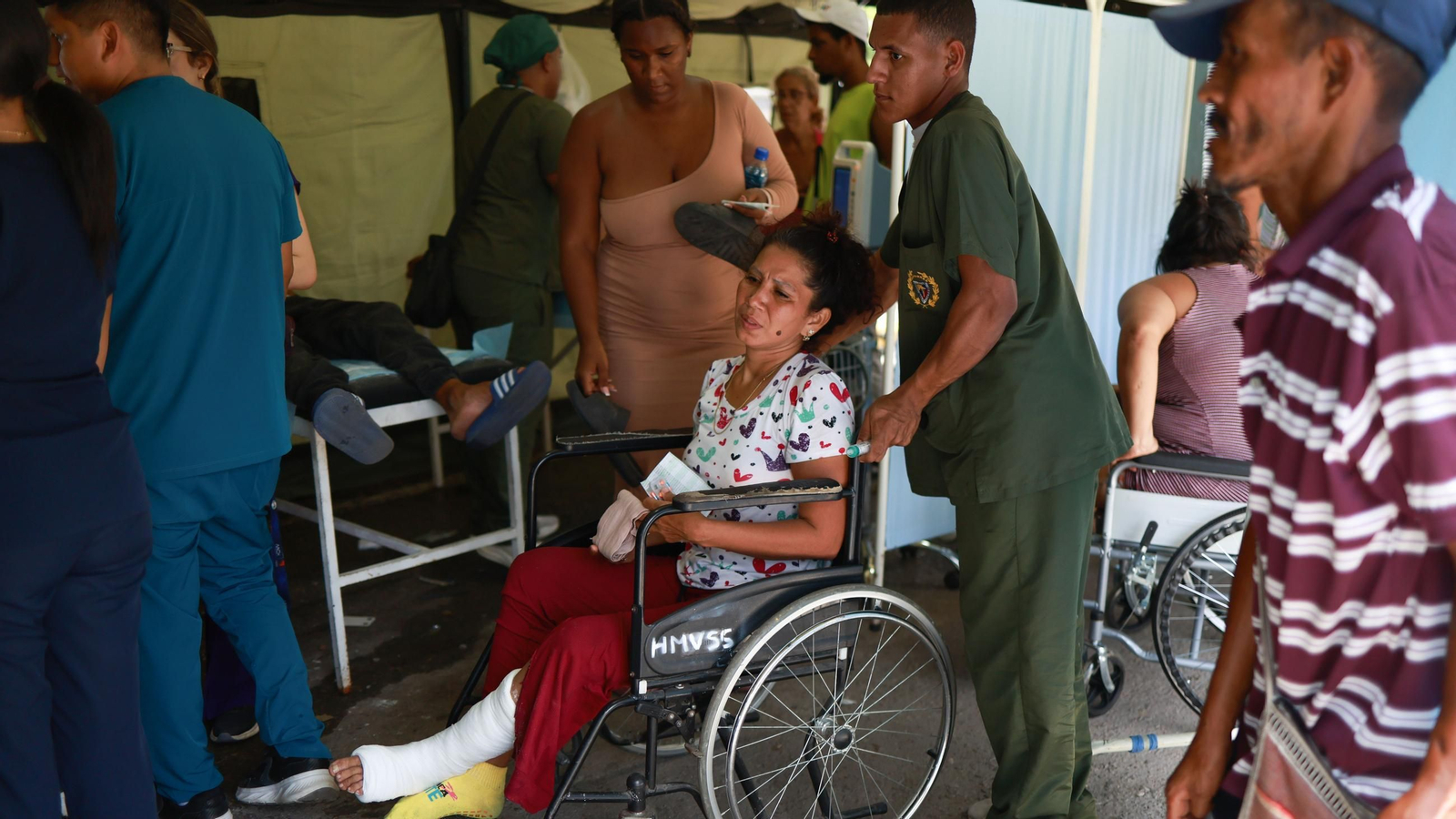 Los heridos están siendo atendidos en una estación médica móvil que se instaló en la zona más afectada por los terremotos.