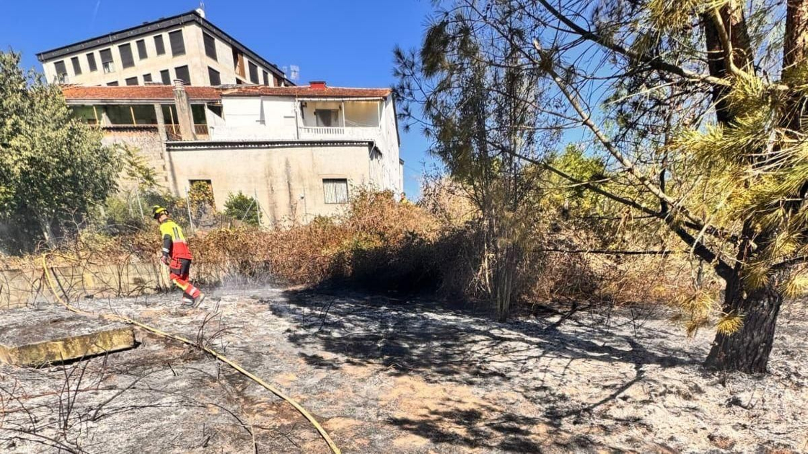 Los bomberos trabajando en la extinción de este incendio en Ourense.