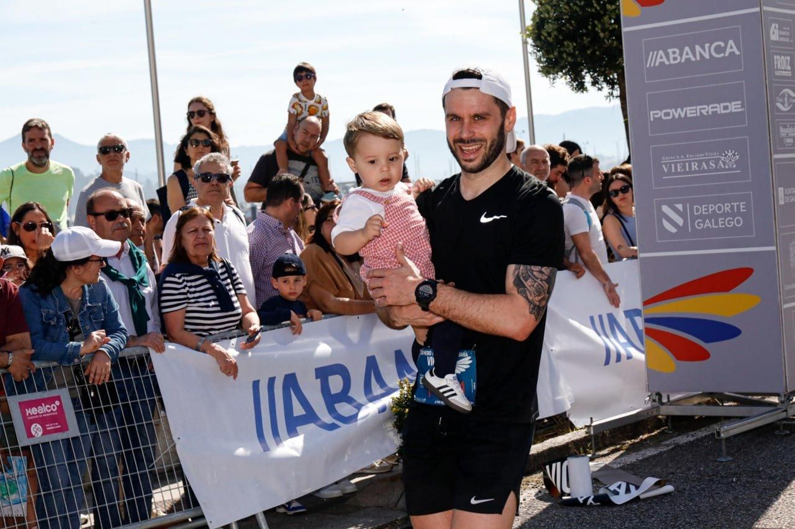 Celebrando la llegada a meta.