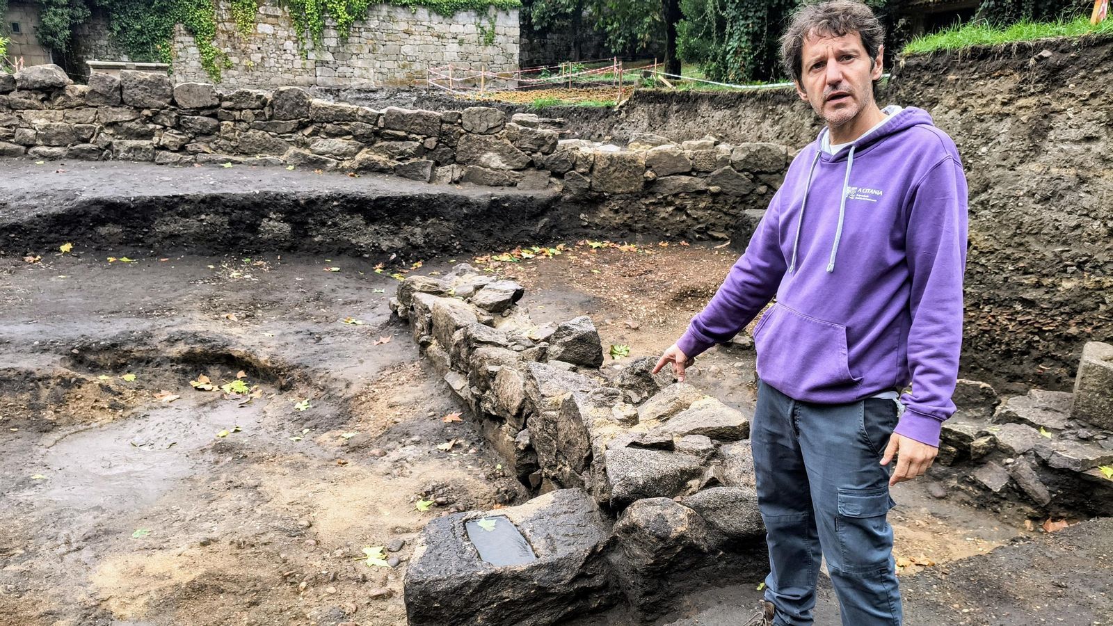 Israel Picón señala donde aparecieron los cimientos del claustro medieval.