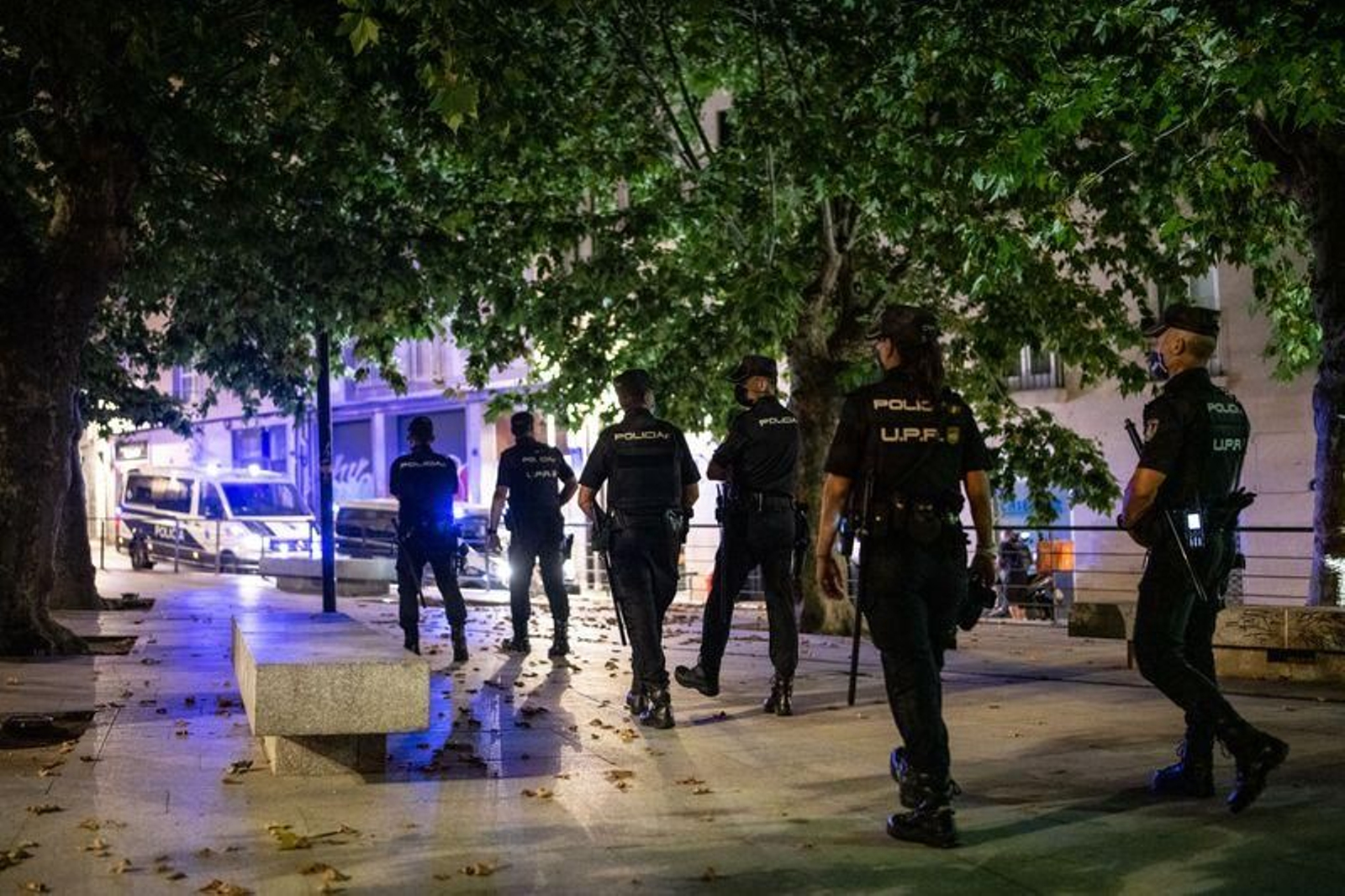 Despliegue policial para vigilar las zonas en las que se hace botellón // FOTO: ÓSCAR PINAL