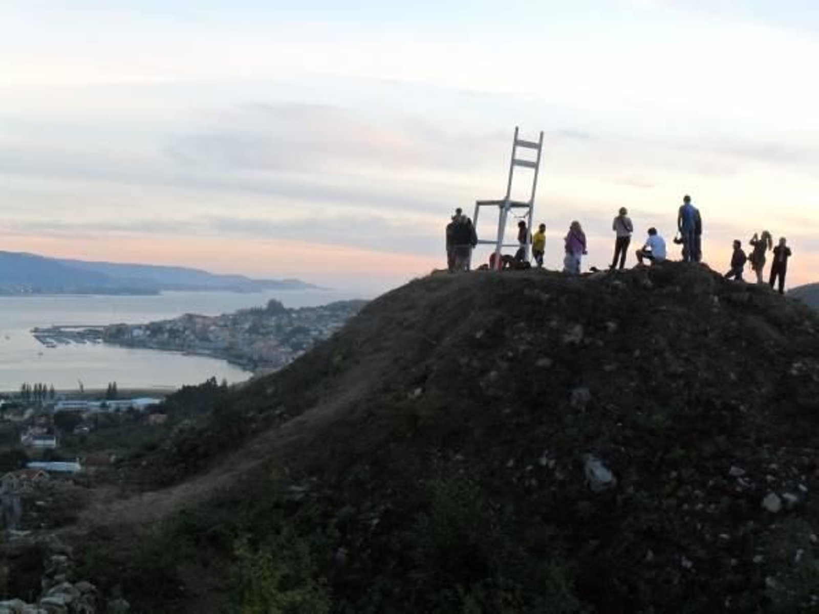 Cientos de personas disfrutaron ayer de la famosa silla y de las magníficas vistas. Foto: JLM