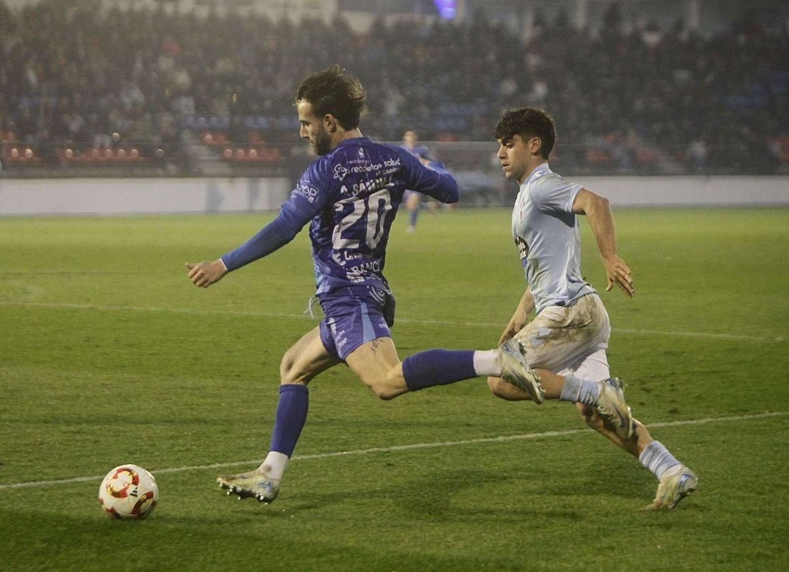 El azulón Ángel Sánchez supera al ourensano Tincho en el derbi jugado ante el Celta Fortuna.