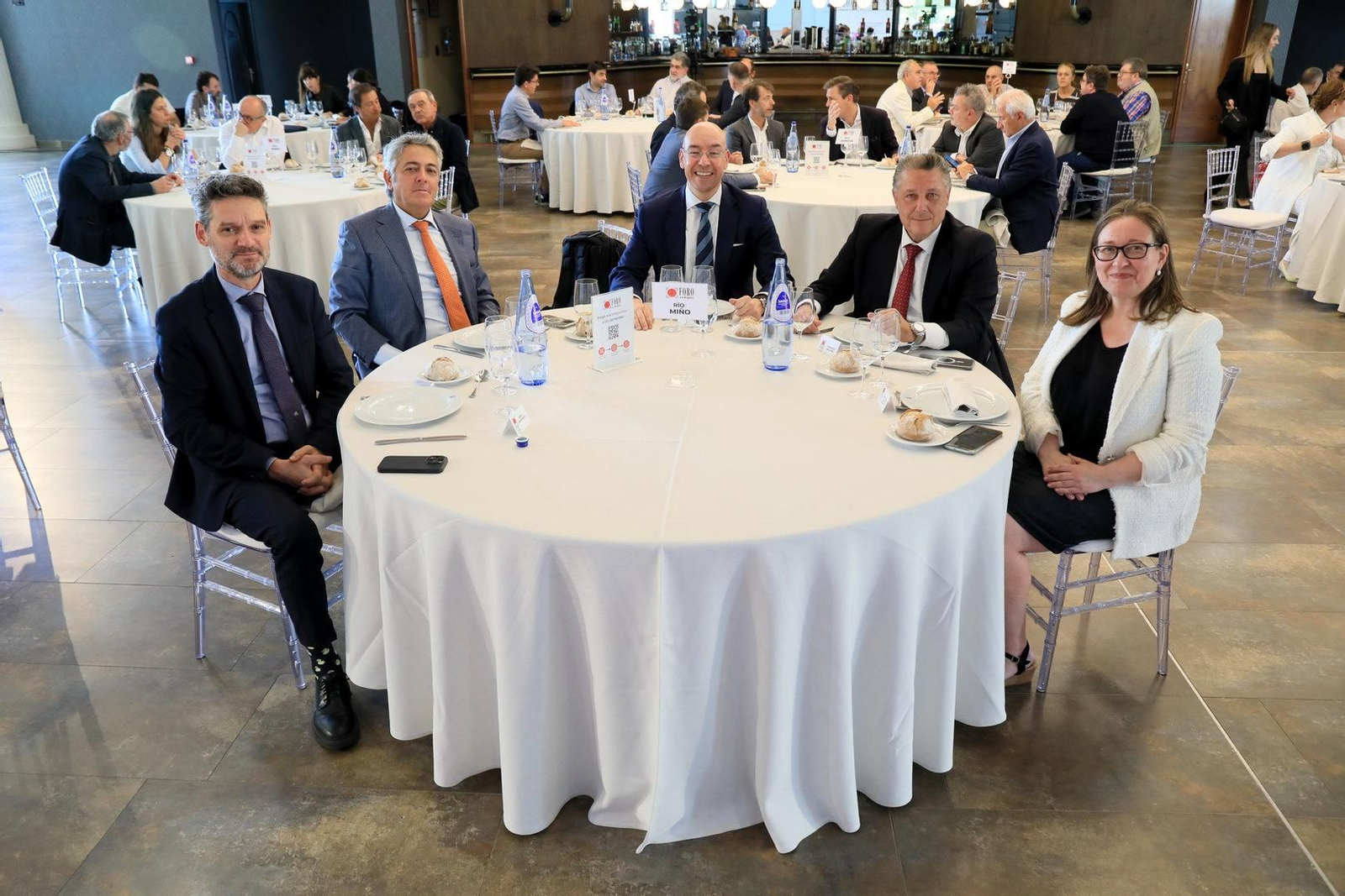 MESA RÍO MIÑO. En el centro, David Cano, socio director de Analistas Financieros Internacionales (Afi) y ponente del Foro; a su derecha, Óscar Outeiriño, presidente editor de La Región; a su izquierda, Venancio Salcines, presidente de Cesuga y EFBS Grupo Educativo y presentador del invitado. A la izquierda de la imagen, Xosé Pastoriza, director de La Región, y a la derecha, Carmen Sampayo, presidenta del Colegio de Economistas.