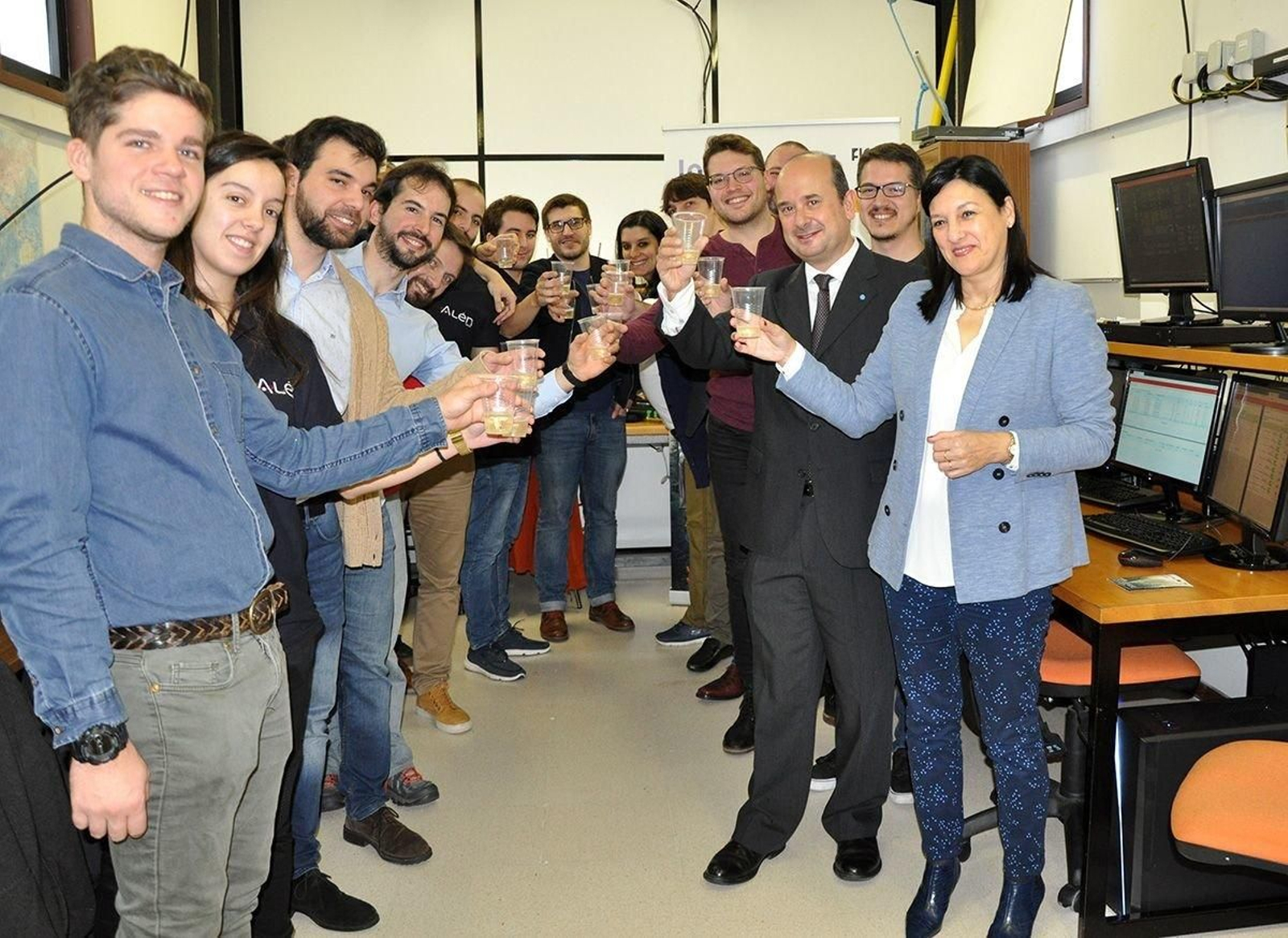 La vicerrectora Belén Rubio brindó con los investigadores.