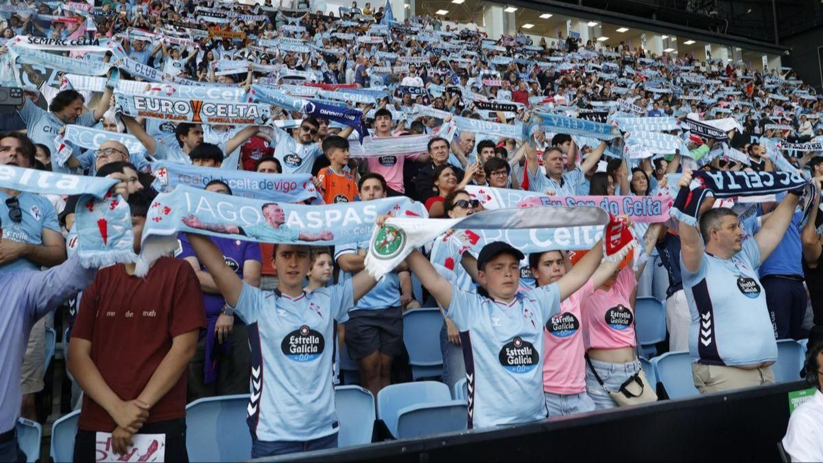 Los aficionados del Celta no faltaron a la cita con la clásica imagen de las bufandas al frente en el estadio, vibró con el segundo billete continental consecutivo.