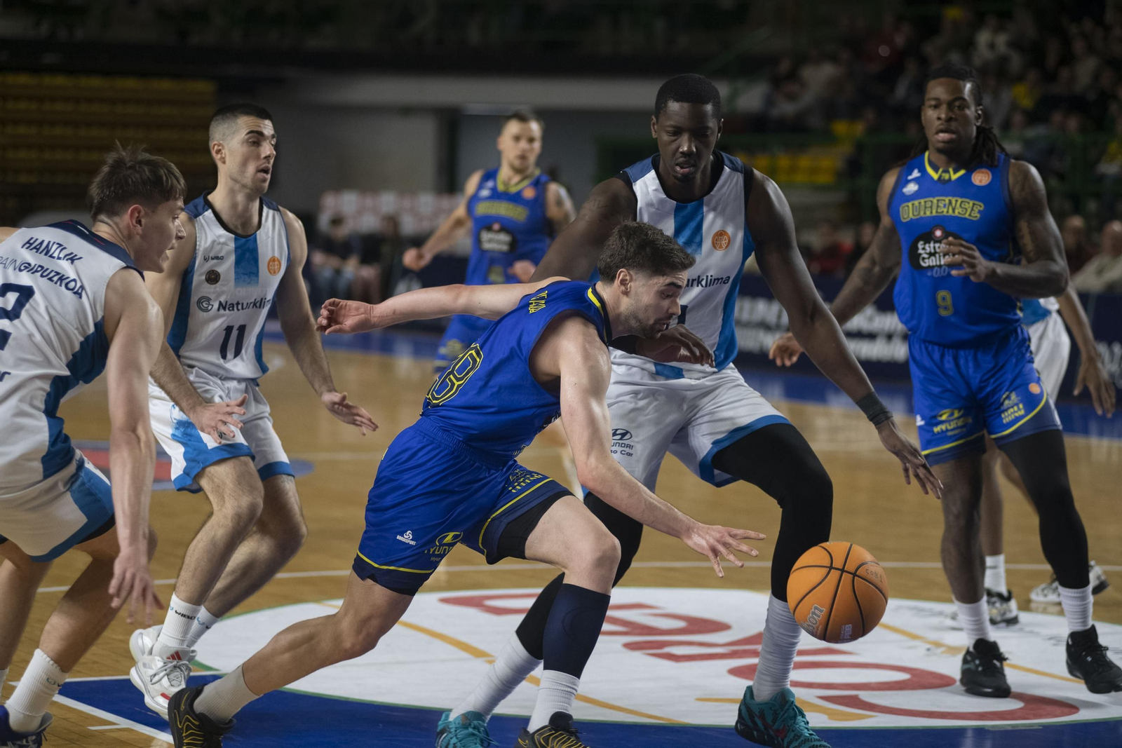 Galería | El Pazo se llena de Navidad en la primera derrota del COB como local