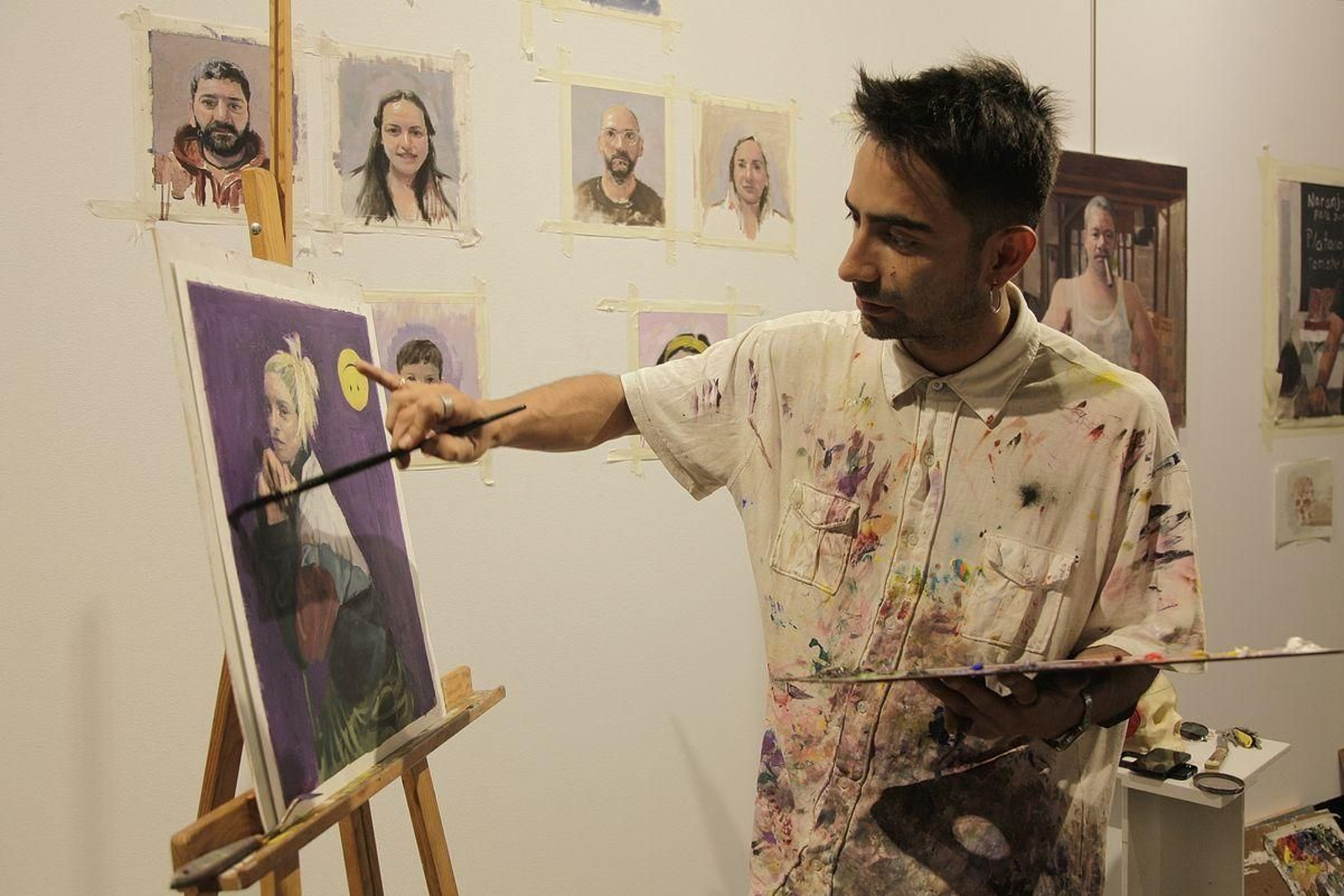 Jaime González repasando una de sus obras en la Paneira de Allariz. (Miguel Ángel)