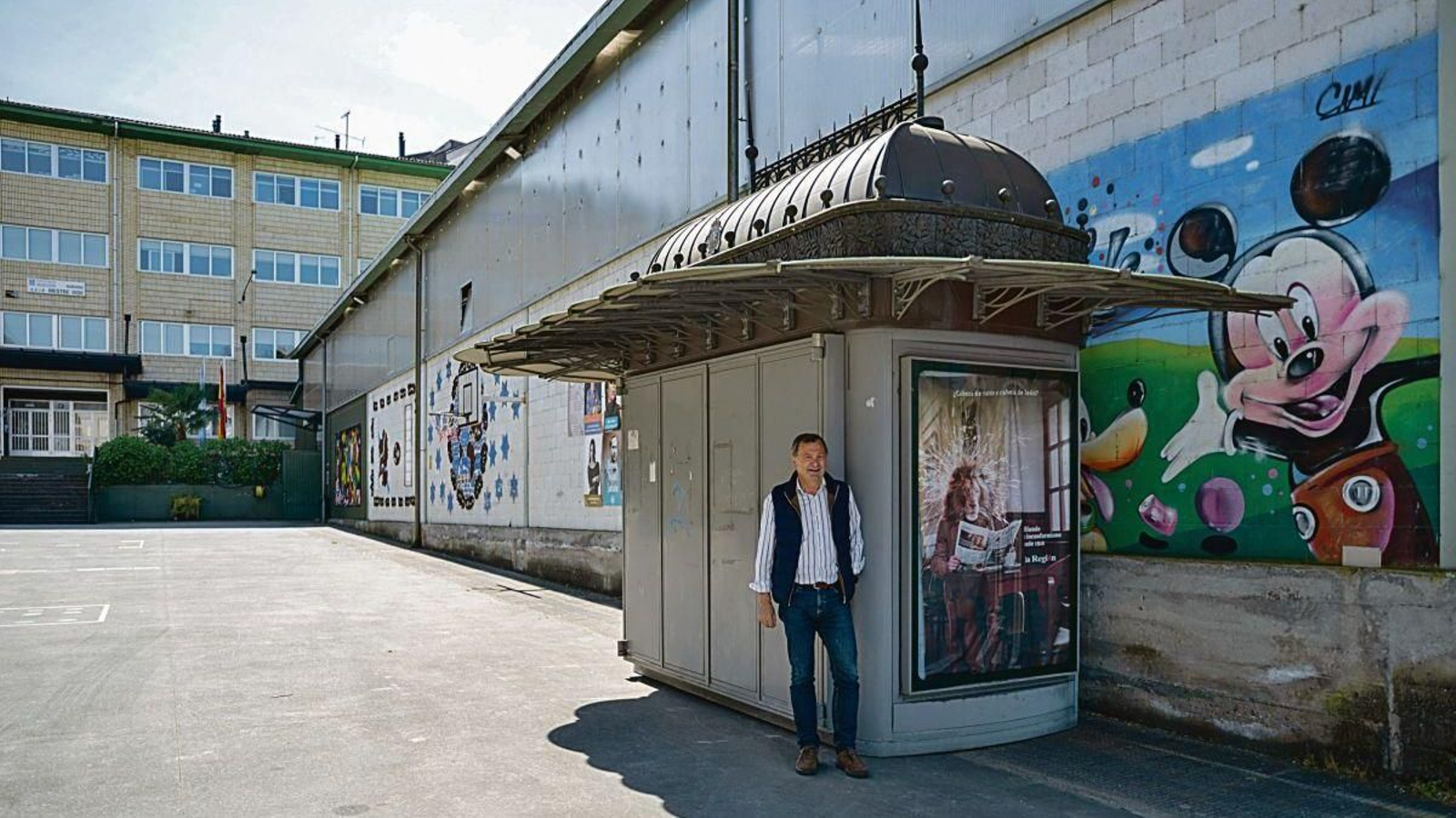 Juan Manuel Regal, director del Mestre Vide, con el kiosko recién llegado al centro.