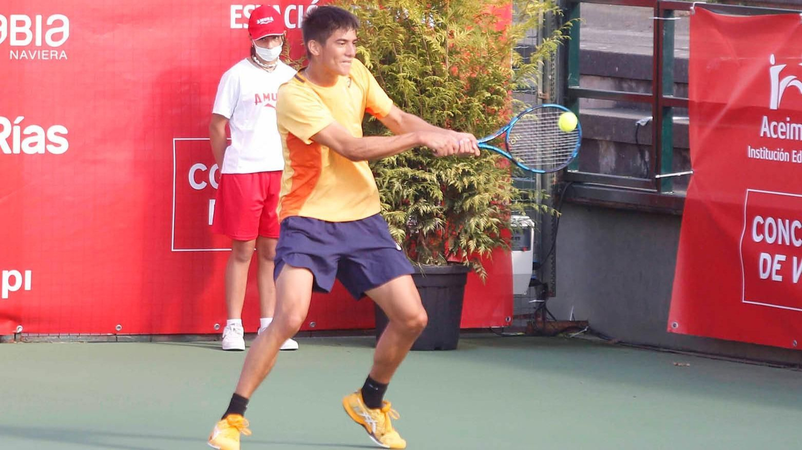 Philip Sekulic devuelve una bola en la final celebrada ayer en Samil.