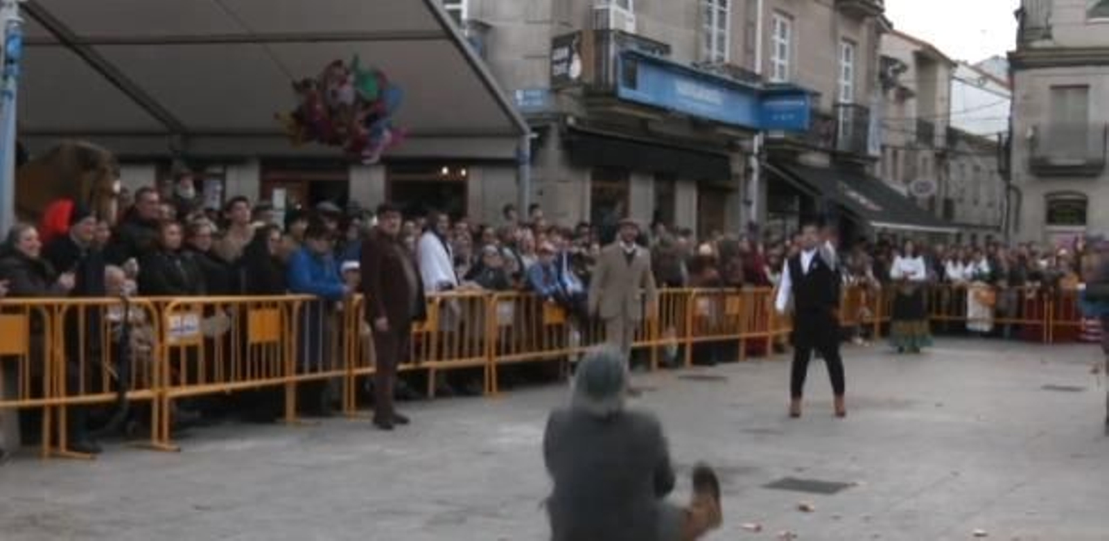 Galería |  Xinzo celebra su Domingo de Oleiros con las olas volando en la Plaza Mayor