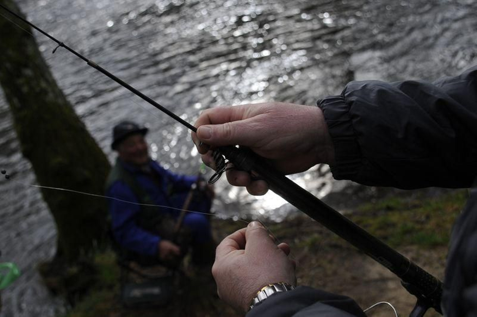 Un pescador, con la caña (JOSÉ PAZ).
