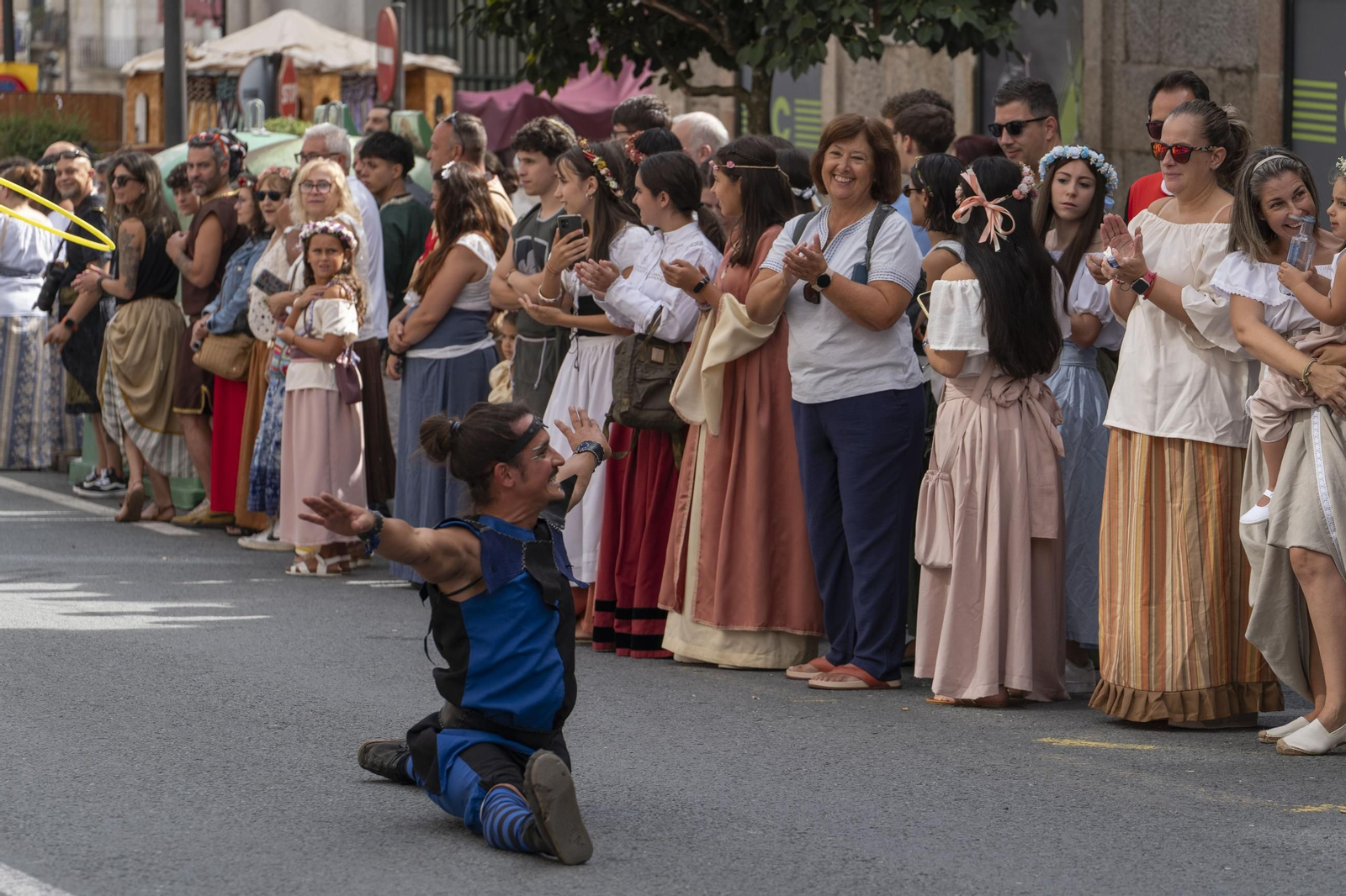 Galería | Reyes, clero, doncellas y caballeros desfilan por las calles de Ribadavia en la Festa da Istoria