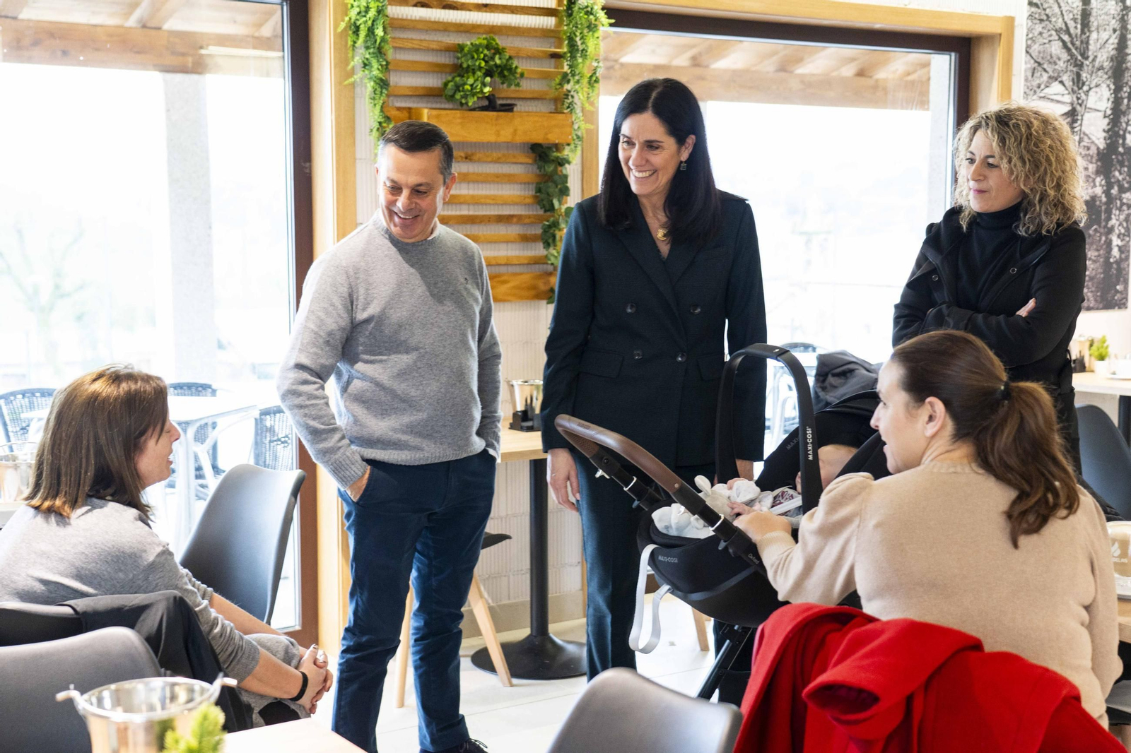 José Luis González e Paula Prado, con usuarias do bar municipal de Piñor.