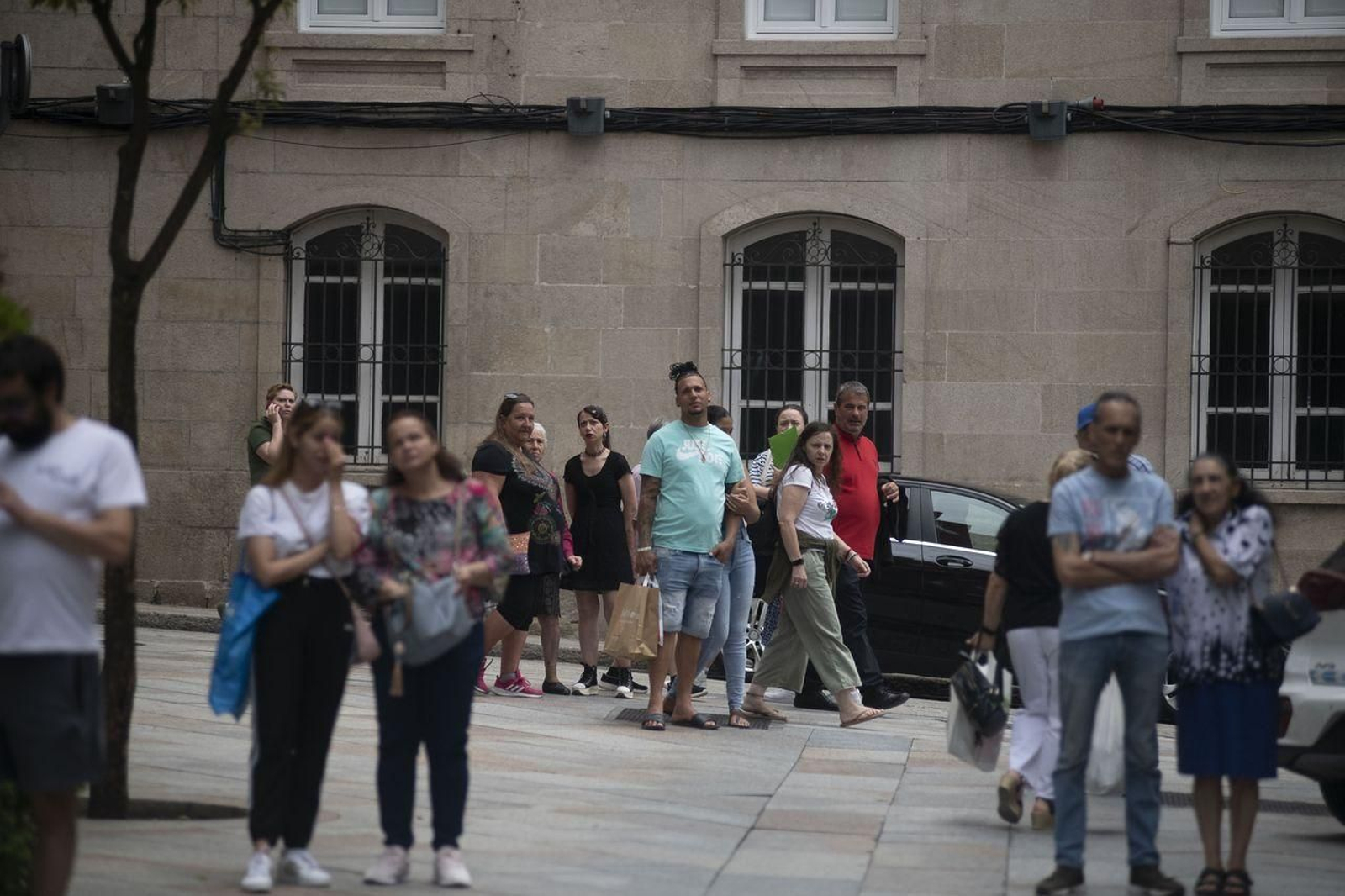 Los viandantes, pendiente de lo que estaba pasando (Foto: Xesús Fariñas)