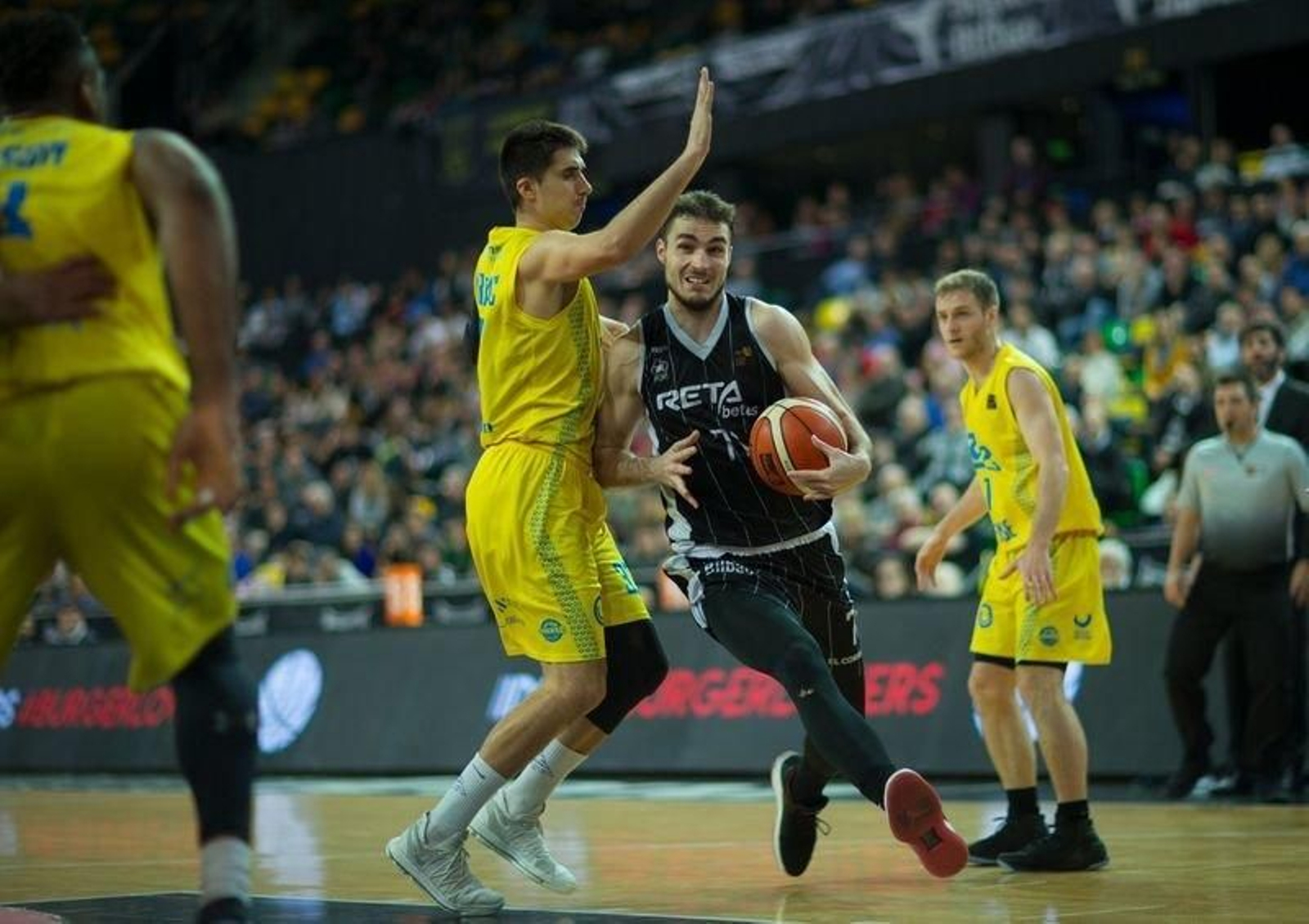 Leo Demétrio entra a canasta ante la oposición de Muratovic, del COB.