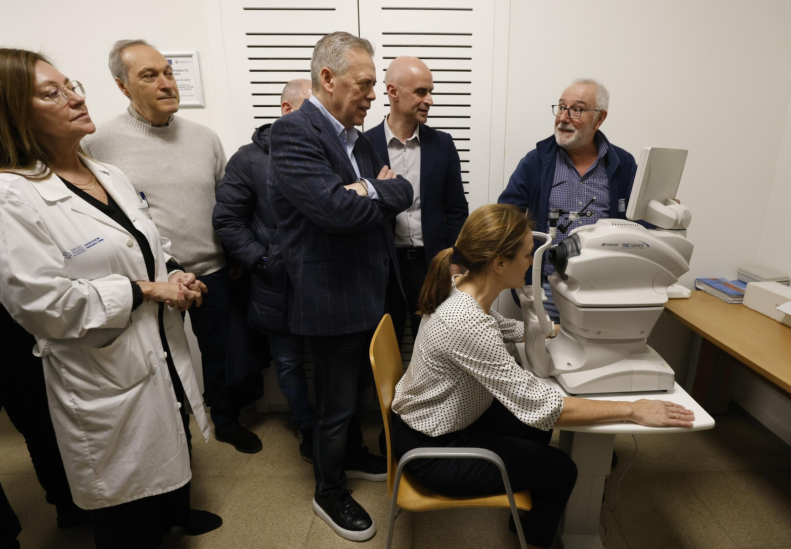 Antonio Gómez Caamaño y José Flores comprueban el sistema de cribado ocular en el Virgen Peregrina.