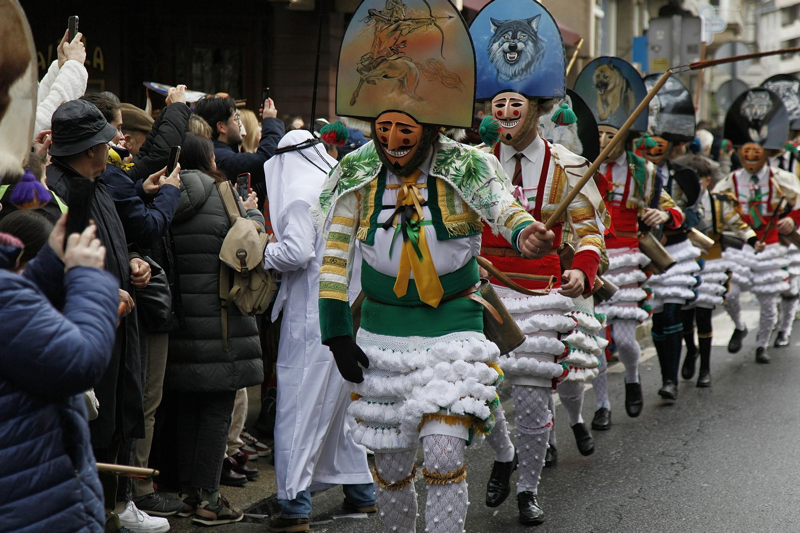 Galería | Música, color y tradición con las llegada de los Cigarróns a Verín durante el Domingo de Corredoiro