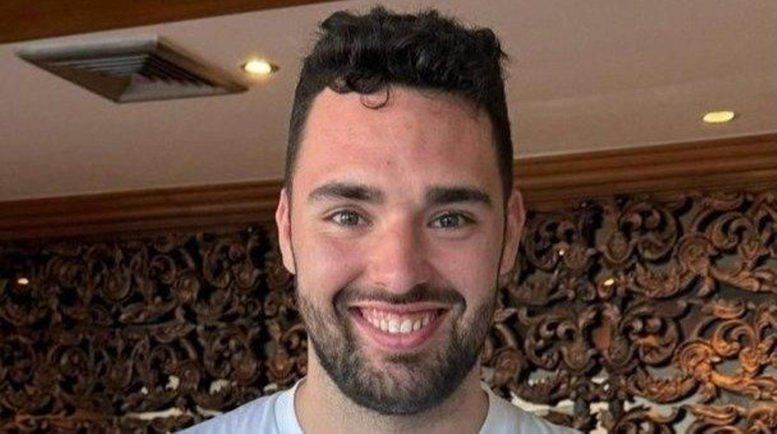 El ourensano Manuel García Rosendo, con un “mini Manuel” y los colores de la selección española (foto cedida)