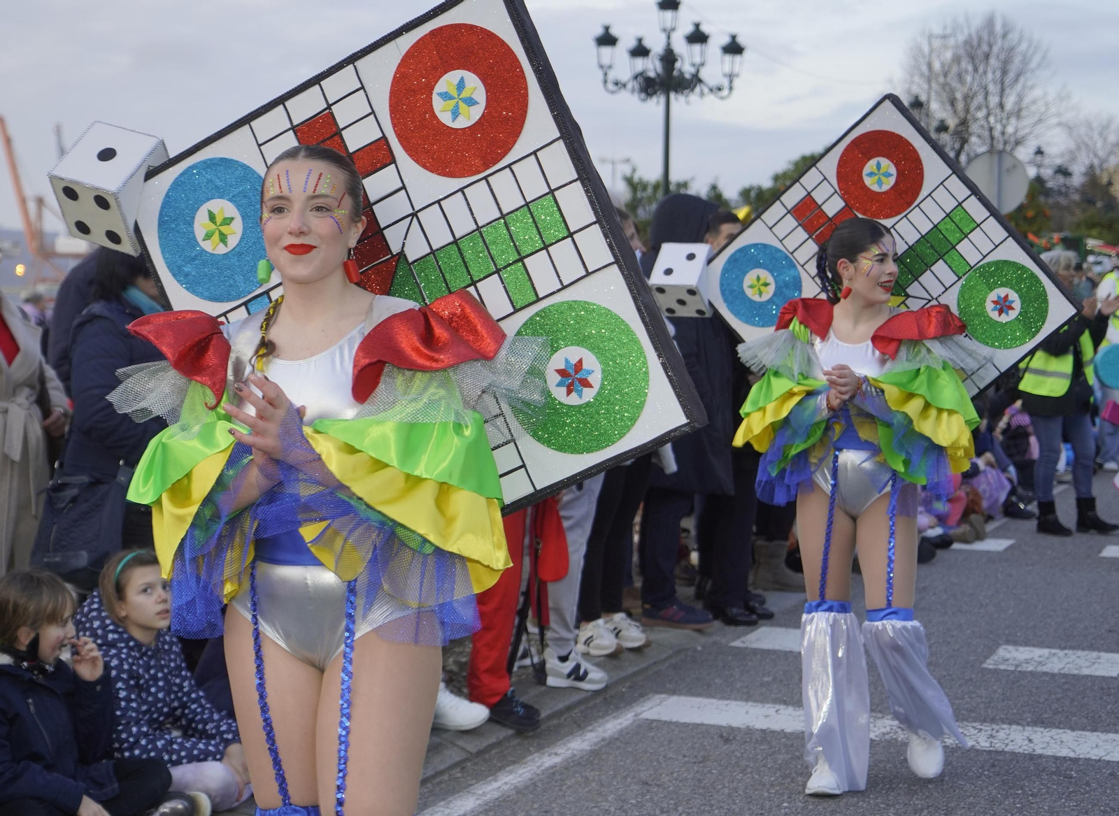 Galería | El desfile de comparsas del Entroido 2026 ilumina las calles de Vigo