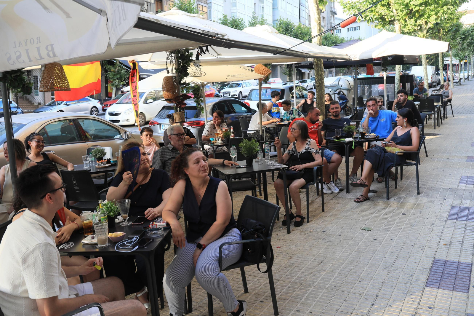 Galería | Ambiente y expectación en las terrazas de Ourense para disfrutar del partido de la selección española ante Portugal , en fotos