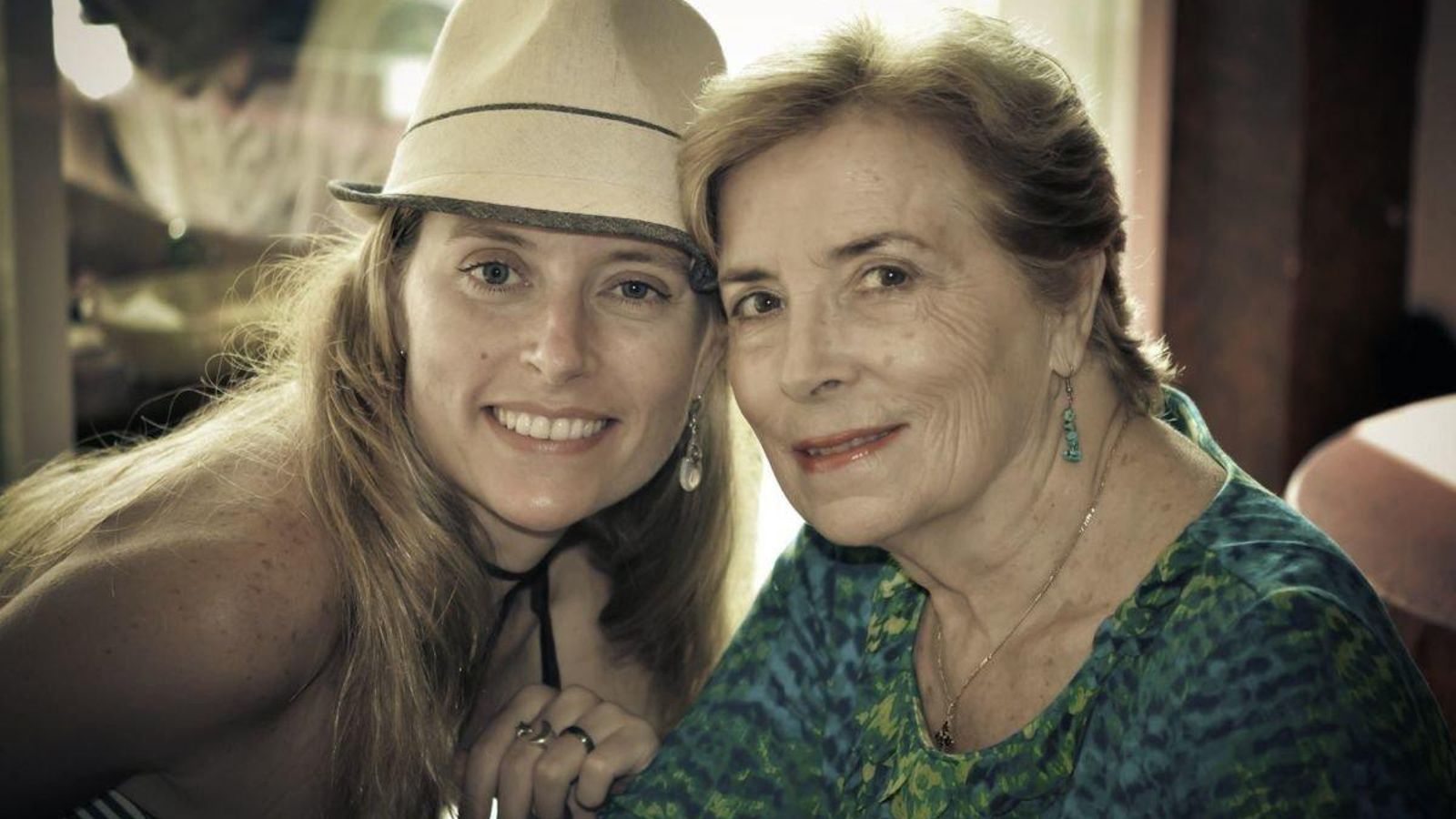 Rocío con su madre, Marisa.