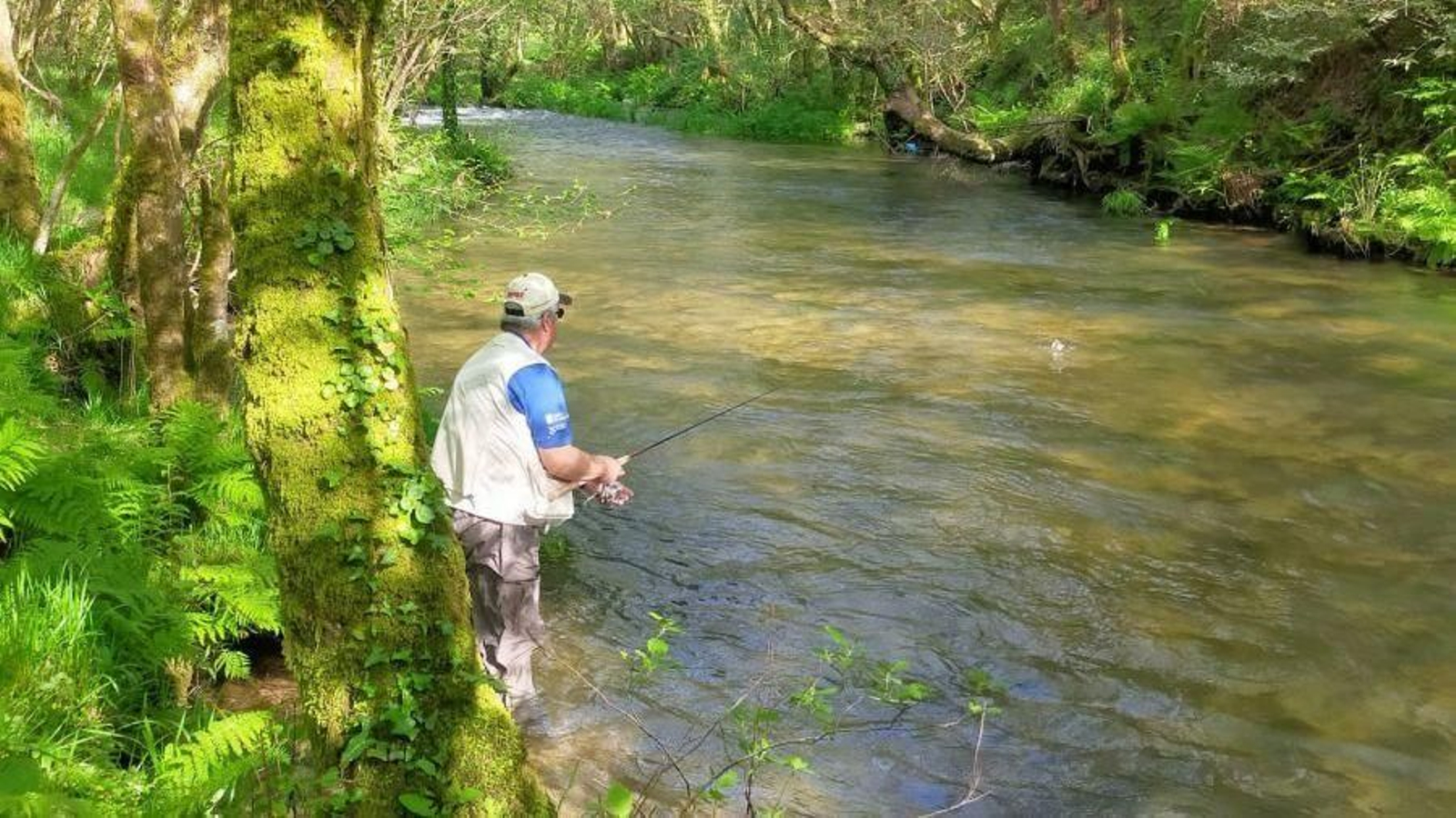Antonio Cortés, delegado en Ourense de la Federación gallega, caña en mano.