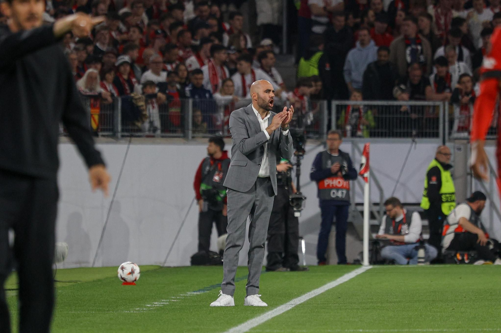 Claudio Giráldez aplaude en la banda en el encuentro de ayer.