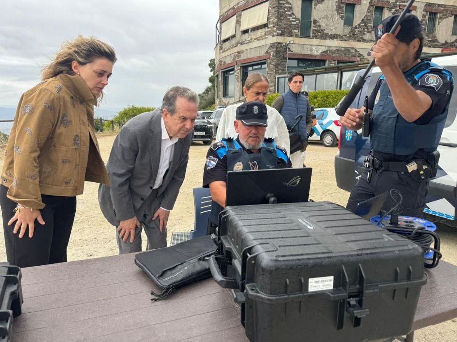 Abel Caballero, Patricia Rodríguez y Carmela Silva, ayer en el monte Cepudo.