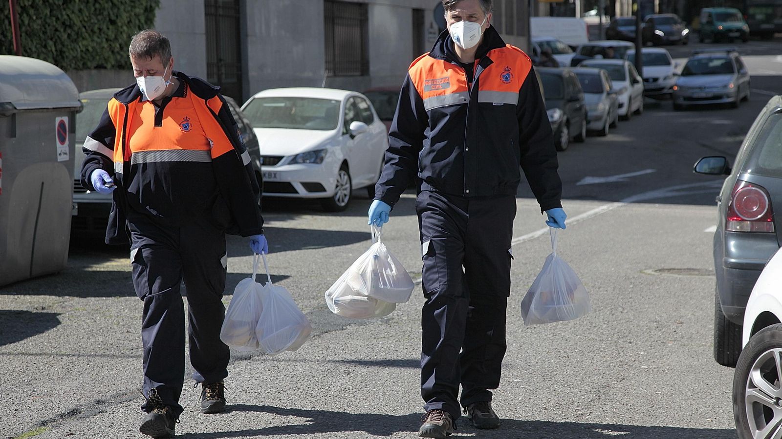 Bea Fernández, de Cáritas, examina los pedidos.