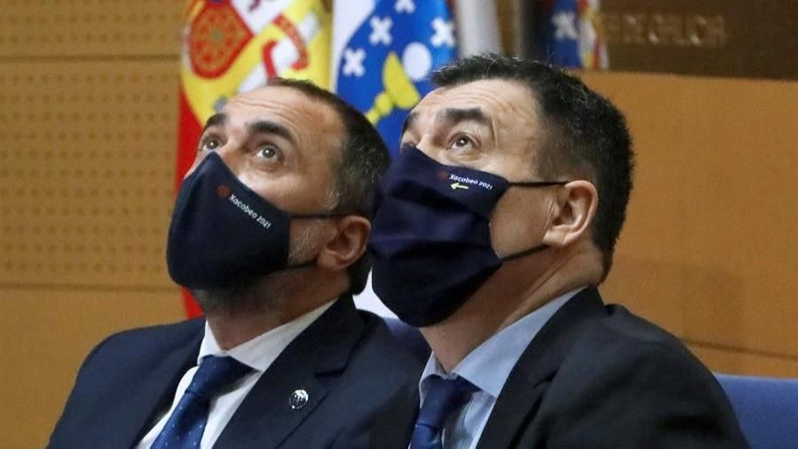 El conselleiro de Sanidade, Julio García Comesaña, y el responsable de Educación, Román Rodríguez, hoy durante su comparecencia. (Xoán Rey-EFE)