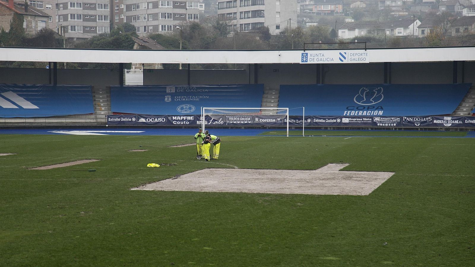 Acondicionamiento del campo para el partido de Copa del Rey Ourense CF - Atletic