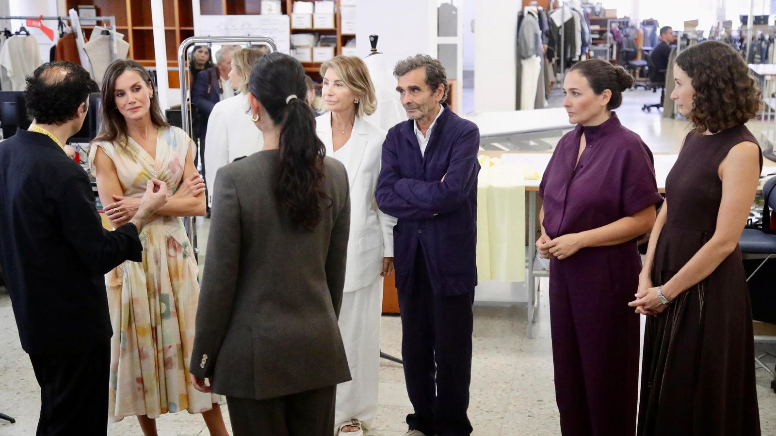 Galería | Desde la exposición hasta los talleres, el recorrido de la reina Leticia por Adolfo Domínguez