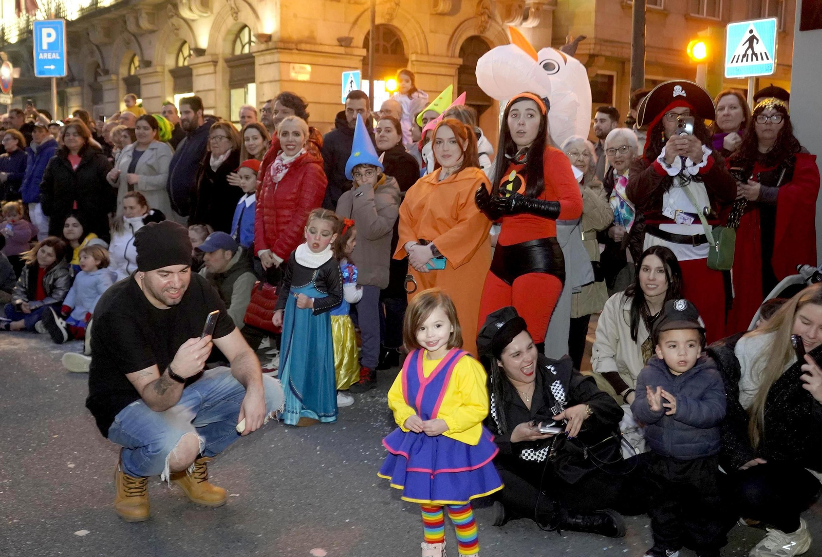 Galería | El desfile de comparsas del Entroido 2026 ilumina las calles de Vigo