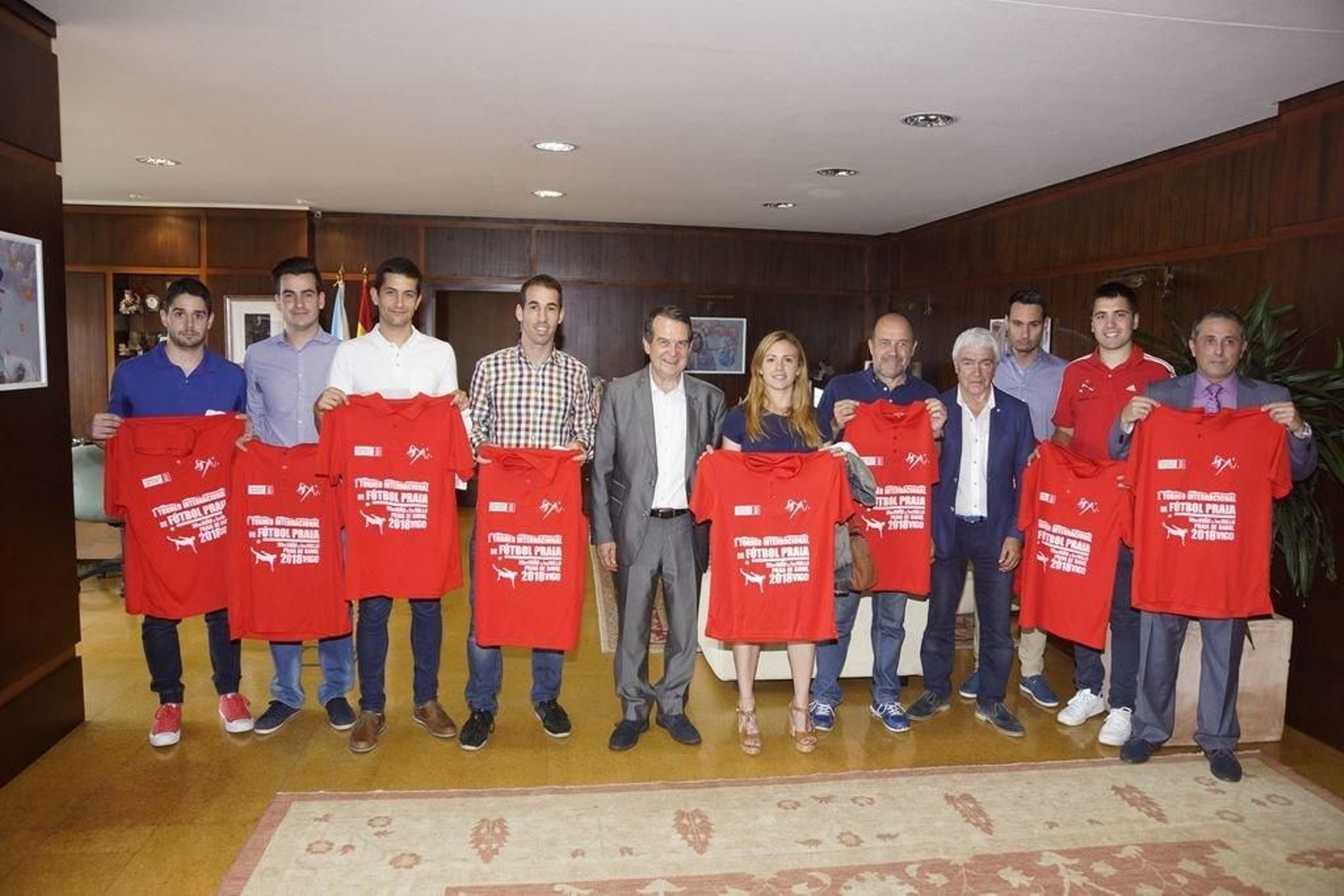 El alcalde de Vigo Abel Caballero recibió a los árbitros en el Concello.