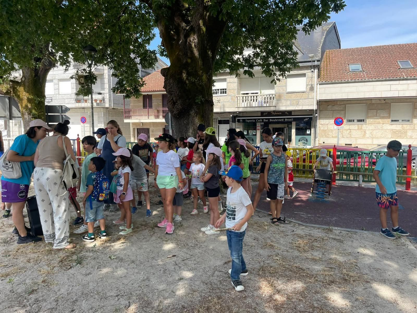 Niños durante una actividad el verano pasado en Amoeiro.