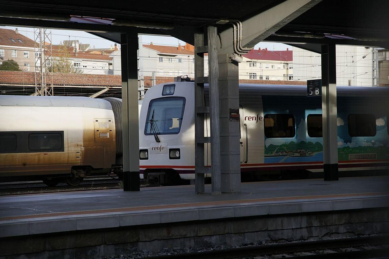 Un tren de Media Distancia, ayer en la estación de la ciudad.