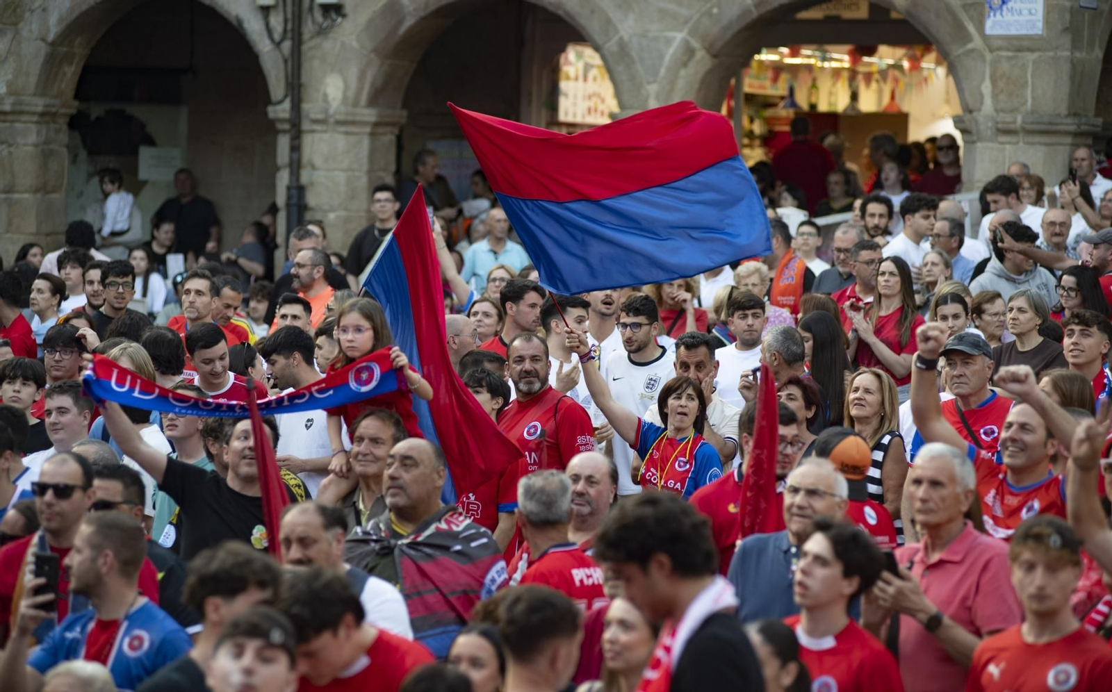 Galería | La aplaudida acogida de los unionistas a la UD Ourense contrasta con la pitada a Jácome en la Plaza Mayor, en fotos