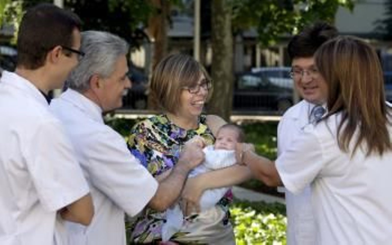 Vanesa Pastor feliz con su hijo en brazos