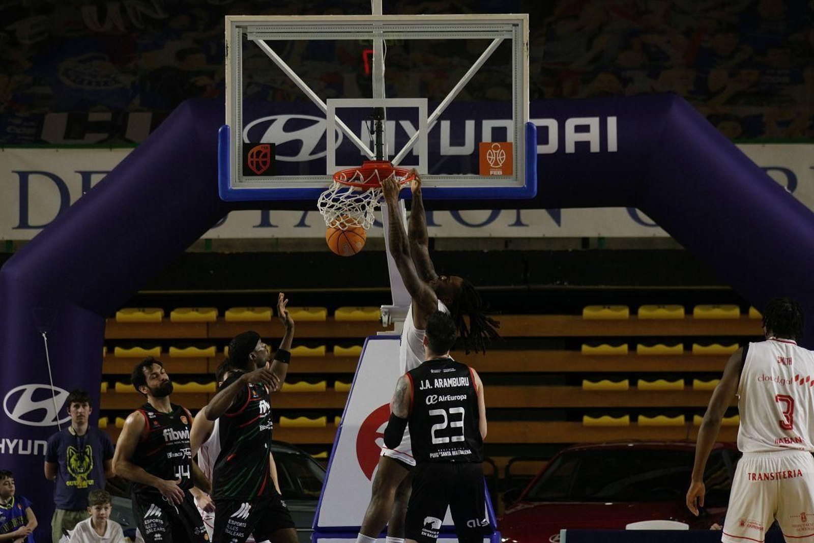 El cobista Okanu machaca el aro en el partido de los ourensanos ante el Palma.