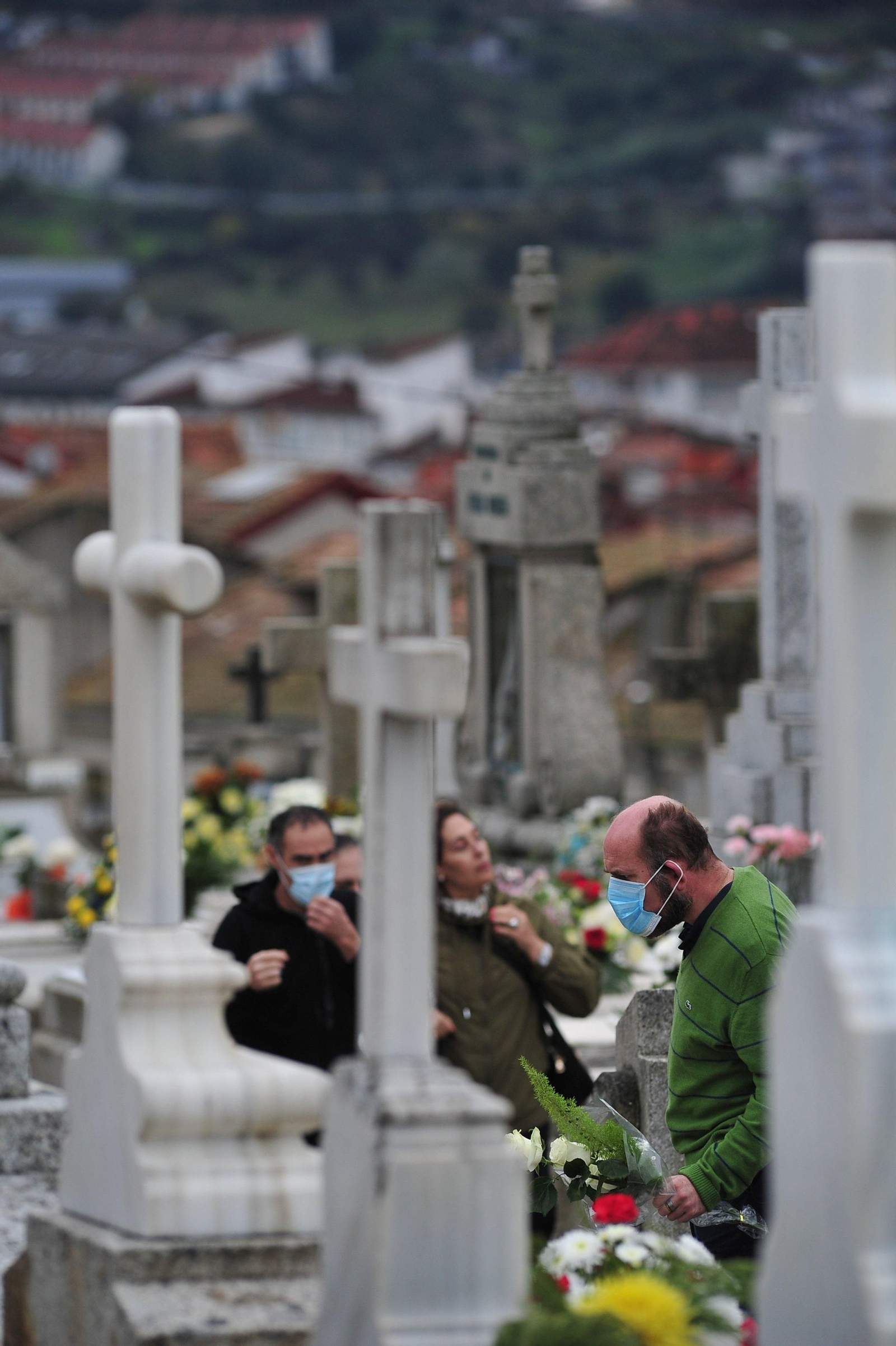 Jornada dominical en el cementerio de San Francisco José Paz