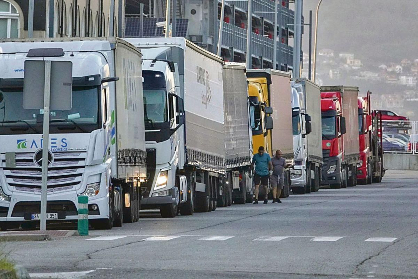 Camiones estacionados en la terminal de transbordadores del Puerto y cerca de Zona Franca.