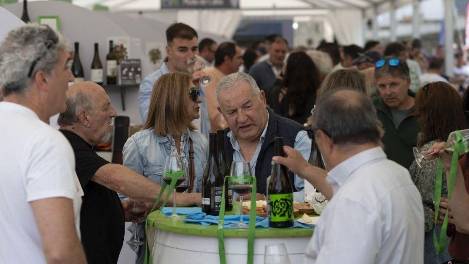 Los vinos ribeiros son protagonistas este fin de semana en Ribadavia, después de la inauguración ayer de una de las citas más esperadas de Galicia: la Feira do Viño do Ribeiro, que este año llega a su 63 edición. Una treintena de bodegas y “colleiteiros” muestran en ella lo mejor de la nueva añada.